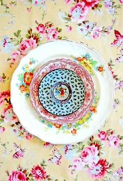Shine with Style! Creating the Cutest Table Setting with Mismatched Dishes♡にて紹介している画像