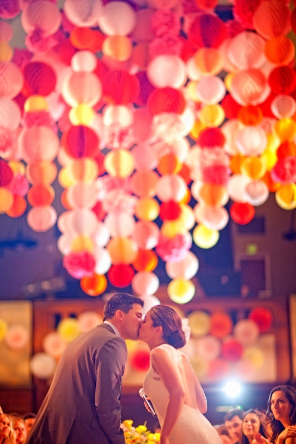 Charming Round Honeycomb Balls: Creative Ideas for Your Destination Wedding♡にて紹介している画像