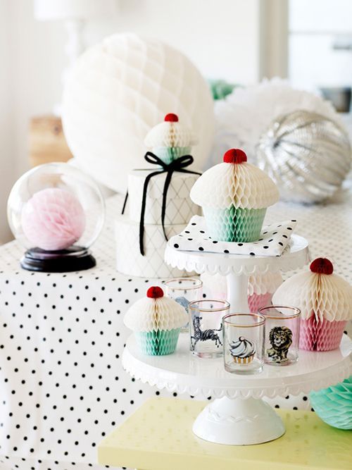 Charming Round Honeycomb Balls: Creative Ideas for Your Destination Wedding♡にて紹介している画像