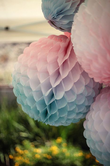 Charming Round Honeycomb Balls: Creative Ideas for Your Destination Wedding♡にて紹介している画像