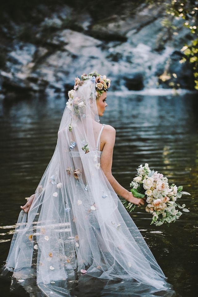The Stylish Bride's Secret: A Collection of Unique and Adorably Unconventional Veils♡にて紹介している画像