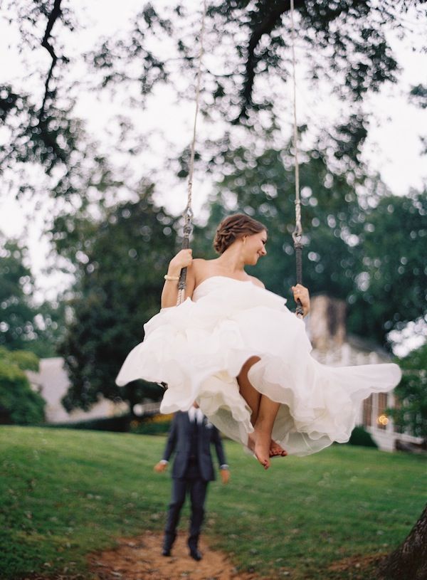 "7 Charming Poses to Make Your Wedding Dress Skirt Look Adorable Like a Princess ♡"にて紹介している画像