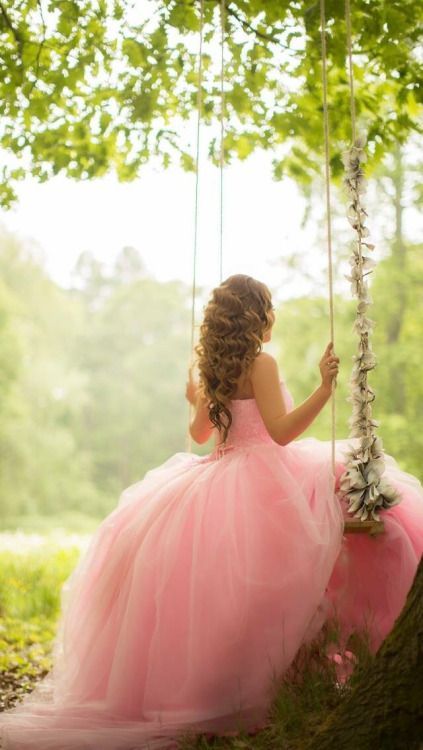 "7 Charming Poses to Make Your Wedding Dress Skirt Look Adorable Like a Princess ♡"にて紹介している画像