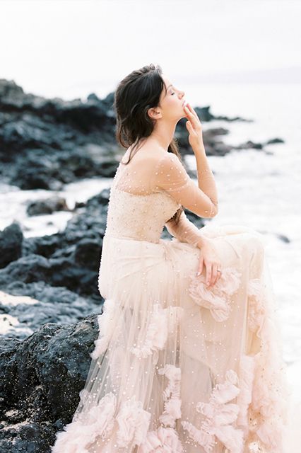 "7 Charming Poses to Make Your Wedding Dress Skirt Look Adorable Like a Princess ♡"にて紹介している画像