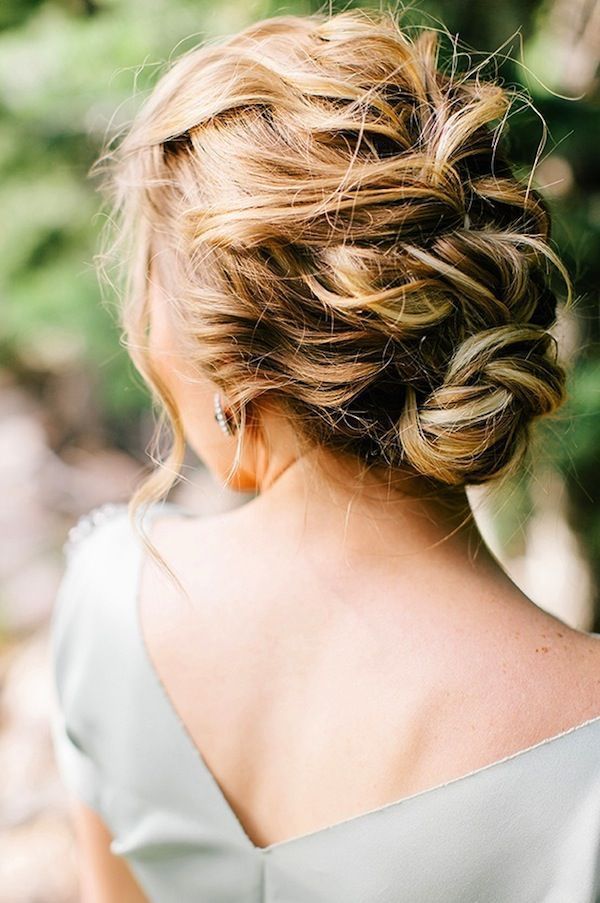 Just Twisting for a Feminine Touch: Have You Heard of the Popular Twist Bun Hairstyle Among Real Brides Abroad?にて紹介している画像