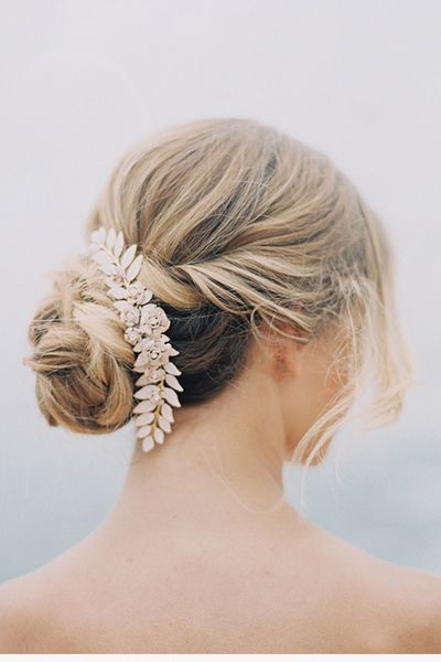 Just Twisting for a Feminine Touch: Have You Heard of the Popular Twist Bun Hairstyle Among Real Brides Abroad?にて紹介している画像