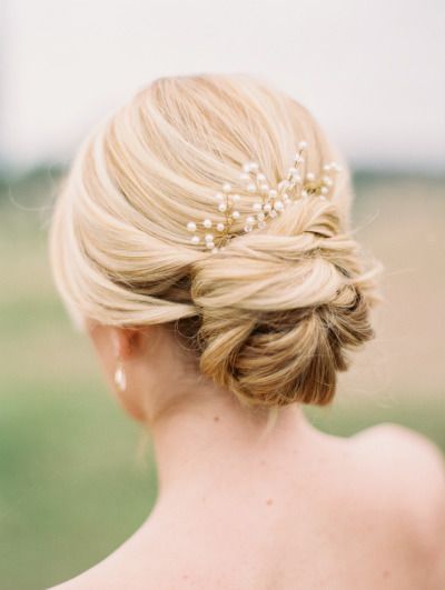 Just Twisting for a Feminine Touch: Have You Heard of the Popular Twist Bun Hairstyle Among Real Brides Abroad?にて紹介している画像