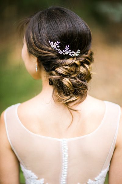 Just Twisting for a Feminine Touch: Have You Heard of the Popular Twist Bun Hairstyle Among Real Brides Abroad?にて紹介している画像