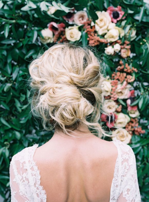 Just Twisting for a Feminine Touch: Have You Heard of the Popular Twist Bun Hairstyle Among Real Brides Abroad?にて紹介している画像