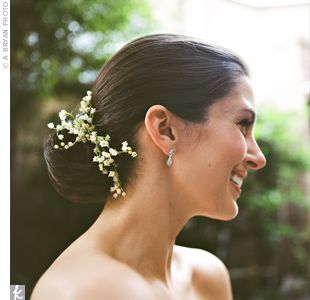 Just Twisting for a Feminine Touch: Have You Heard of the Popular Twist Bun Hairstyle Among Real Brides Abroad?にて紹介している画像