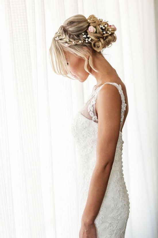 Just Twisting for a Feminine Touch: Have You Heard of the Popular Twist Bun Hairstyle Among Real Brides Abroad?にて紹介している画像