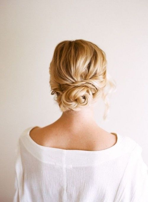 Just Twisting for a Feminine Touch: Have You Heard of the Popular Twist Bun Hairstyle Among Real Brides Abroad?にて紹介している画像