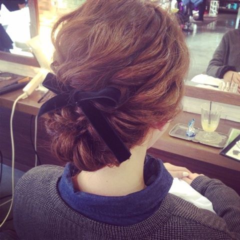 Just Twisting for a Feminine Touch: Have You Heard of the Popular Twist Bun Hairstyle Among Real Brides Abroad?にて紹介している画像