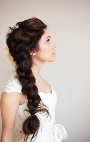 ラプンツェルの髪型にしたい！三つ編みとお花で夢をかなえるヘアアレンジ♡にて紹介している画像