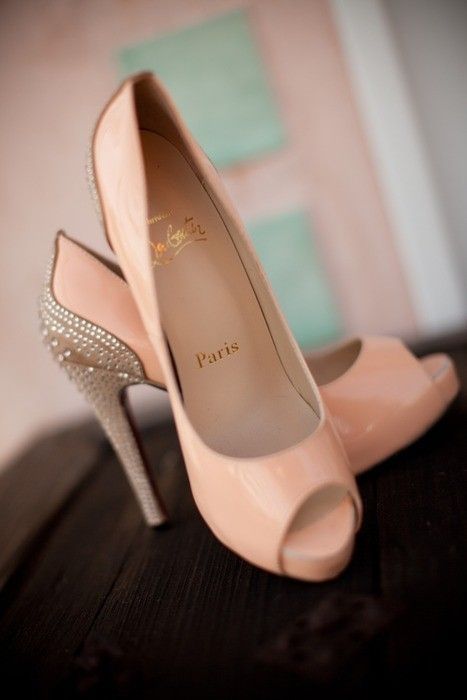 "Shoes That Transform You into a Woman" ♡ Become a Perfect Bride from Head to Toe with Louboutin Pumps ♡にて紹介している画像