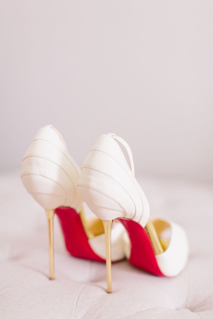 "Shoes That Transform You into a Woman" ♡ Become a Perfect Bride from Head to Toe with Louboutin Pumps ♡にて紹介している画像