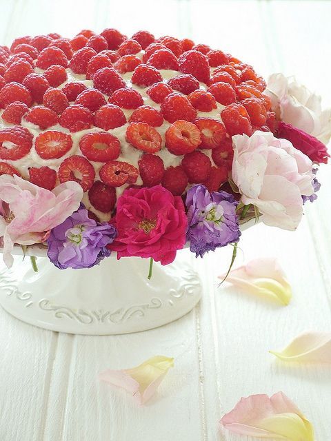 "Naked Fruits: 9 Unique and Adorable Wedding Cake Designs Featuring Exposed Fruits"にて紹介している画像