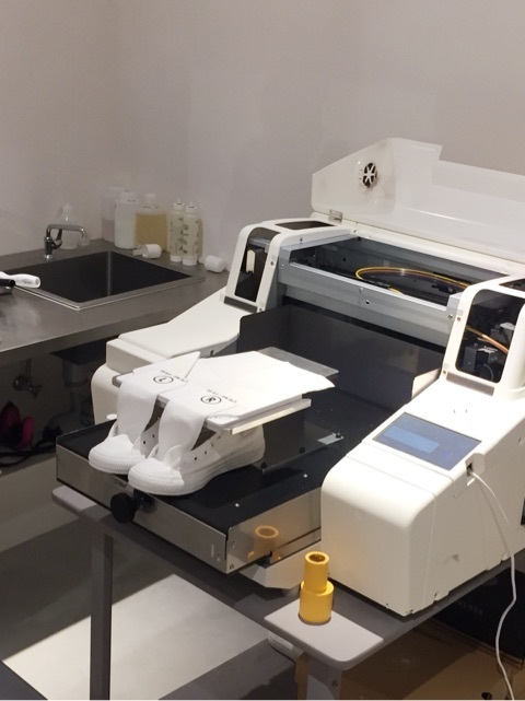 "Create Your Own Unique Shoes at 'White Atelier by Converse' - One of a Kind in the World! ♡"にて紹介している画像