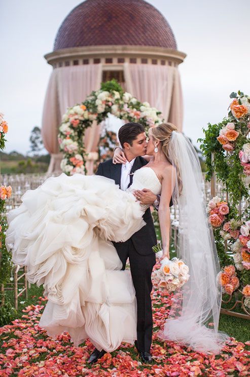 Love-filled Photos for Two: Captivating Wedding Shots that Convey Affection ♡にて紹介している画像