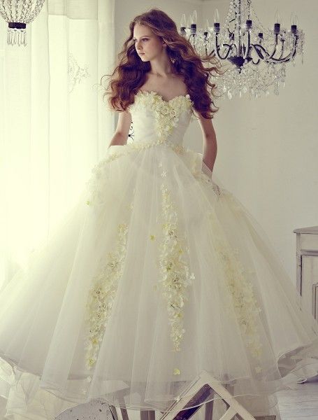 Belle from Beauty and the Beast Inspires: 10 Color Dresses in the Spring/Summer 2016 Trend Color 'Chiffon Yellow' ♩にて紹介している画像