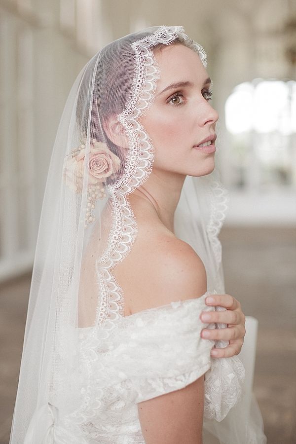 "Rediscovering the Allure of 'Maria Veil': Enchanting and Mystical Bride Looks Like a Foreign Model"にて紹介している画像