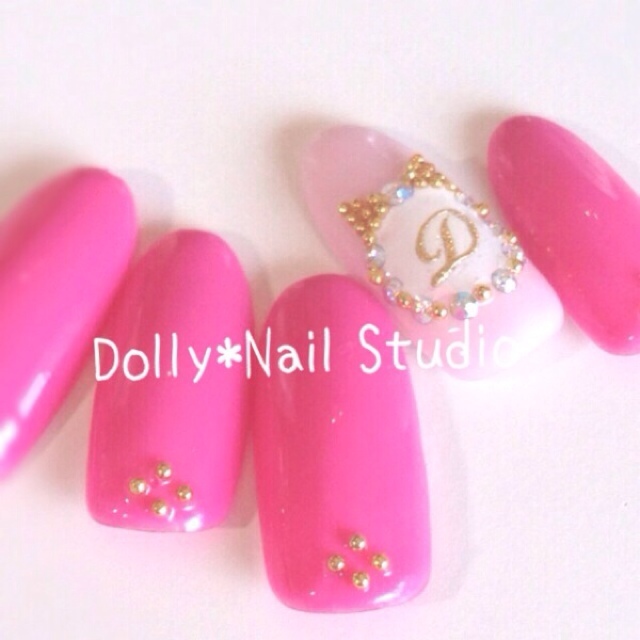 "Love-Blooming Romantic Nails: A Collection of Initial Nails Adorned with Your Names"にて紹介している画像