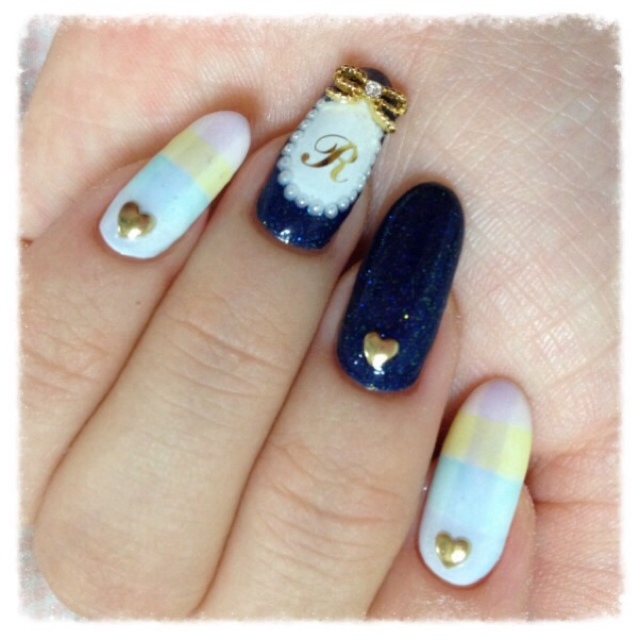 "Love-Blooming Romantic Nails: A Collection of Initial Nails Adorned with Your Names"にて紹介している画像