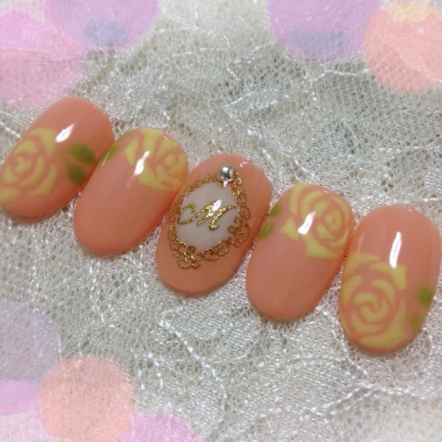 "Love-Blooming Romantic Nails: A Collection of Initial Nails Adorned with Your Names"にて紹介している画像