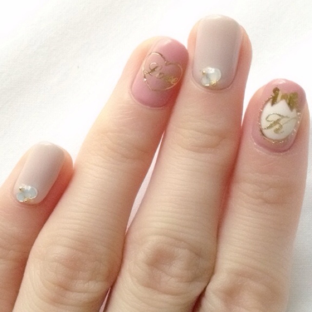 "Love-Blooming Romantic Nails: A Collection of Initial Nails Adorned with Your Names"にて紹介している画像