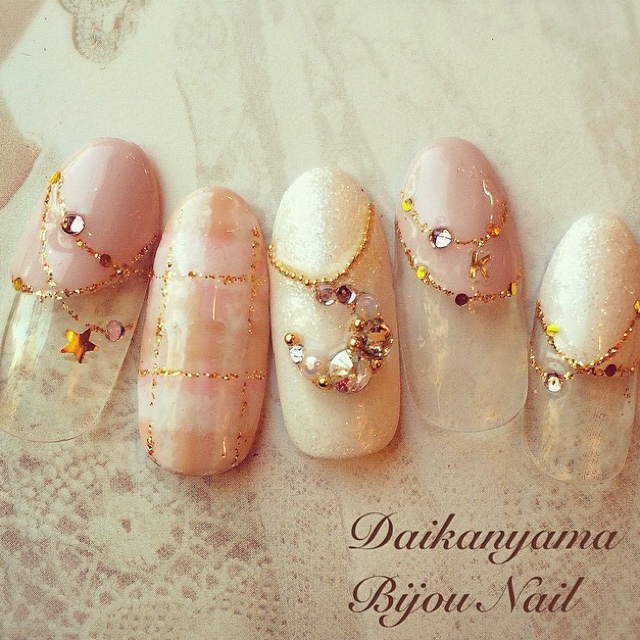 "Love-Blooming Romantic Nails: A Collection of Initial Nails Adorned with Your Names"にて紹介している画像