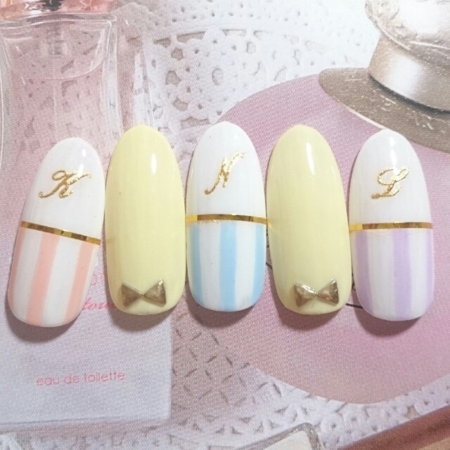 "Love-Blooming Romantic Nails: A Collection of Initial Nails Adorned with Your Names"にて紹介している画像