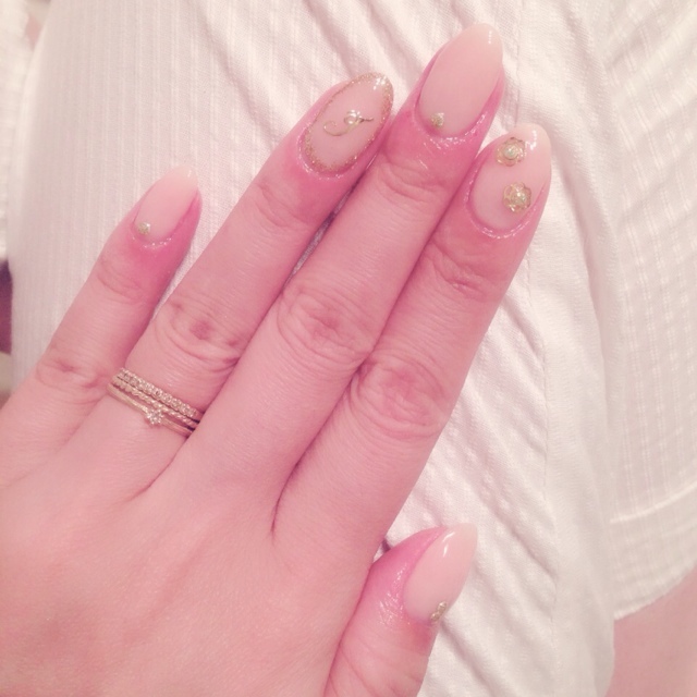 "Love-Blooming Romantic Nails: A Collection of Initial Nails Adorned with Your Names"にて紹介している画像