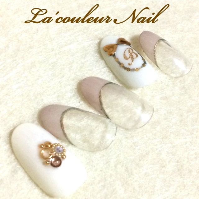 "Love-Blooming Romantic Nails: A Collection of Initial Nails Adorned with Your Names"にて紹介している画像