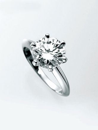 因为是一直戴着的戒指，所以我也想在意宝石的等级！你知道决定钻石等级的“4C”吗？にて紹介している画像