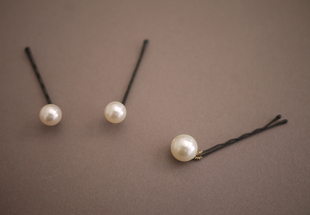 DIY Pearl Hair Pins Inspired by Chanel: Perfect for Wedding Hairstyles and Special Occasions!にて紹介している画像