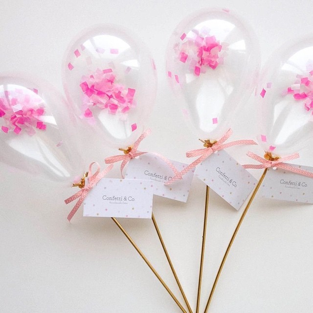 Stylishly Using Trendy Confetti Balloons at Weddings: How to Incorporate Fluffy, Fluttering Confetti for a Chic Celebration♡にて紹介している画像