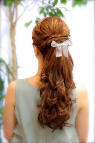 Timeless Hairstyles: 12 Adorable Ponytail Looks Perfect for Brides and Guests alike♡にて紹介している画像
