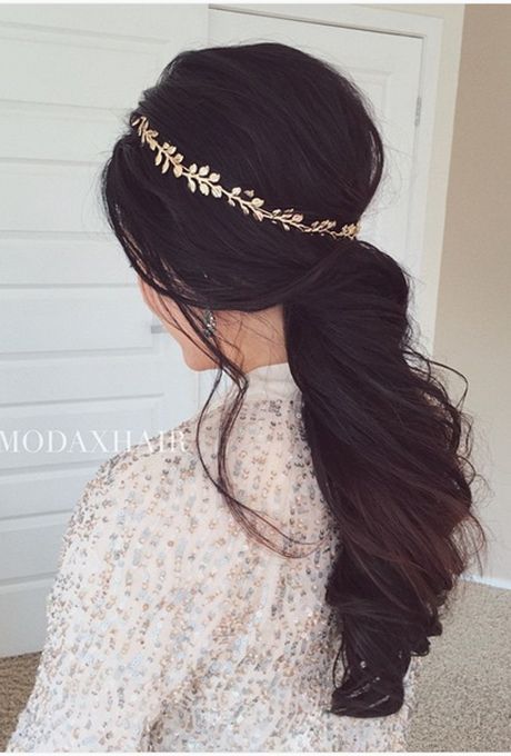 Timeless Hairstyles: 12 Adorable Ponytail Looks Perfect for Brides and Guests alike♡にて紹介している画像