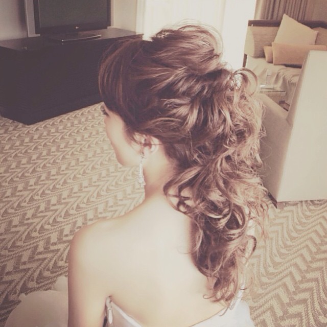 Timeless Hairstyles: 12 Adorable Ponytail Looks Perfect for Brides and Guests alike♡にて紹介している画像