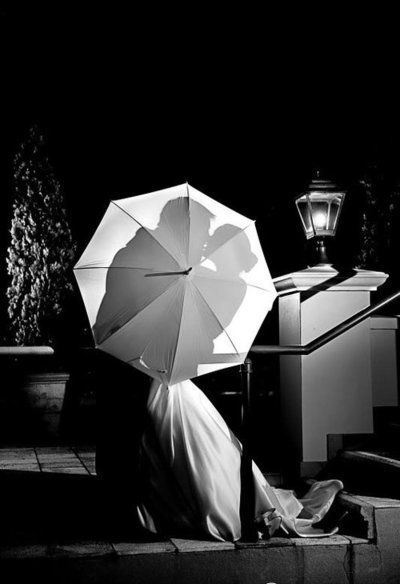 恥ずかしがりやの花嫁さんも安心♡ウェディングフォトで使える『キスショット』の口元を隠すワザを大公開！にて紹介している画像