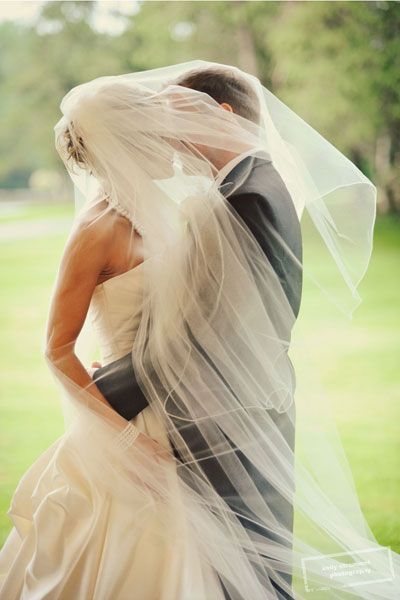 恥ずかしがりやの花嫁さんも安心♡ウェディングフォトで使える『キスショット』の口元を隠すワザを大公開！にて紹介している画像