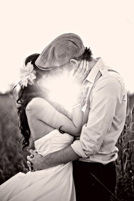 恥ずかしがりやの花嫁さんも安心♡ウェディングフォトで使える『キスショット』の口元を隠すワザを大公開！にて紹介している画像