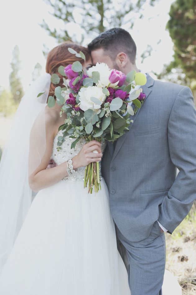 恥ずかしがりやの花嫁さんも安心♡ウェディングフォトで使える『キスショット』の口元を隠すワザを大公開！にて紹介している画像