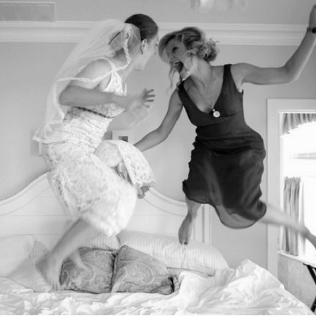 Jumping with Joy! A HAPPY Wedding Photo Expressing Feelings That Seem to Reach the Sky ♡にて紹介している画像