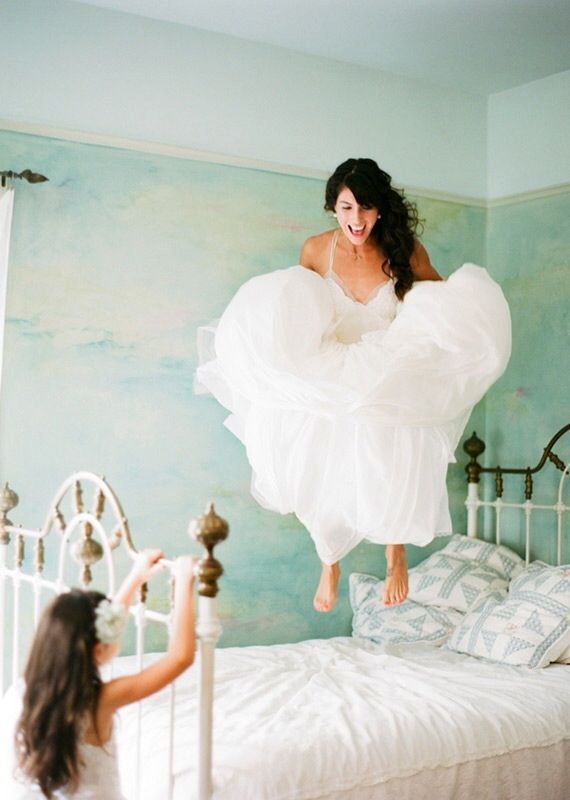 Jumping with Joy! A HAPPY Wedding Photo Expressing Feelings That Seem to Reach the Sky ♡にて紹介している画像