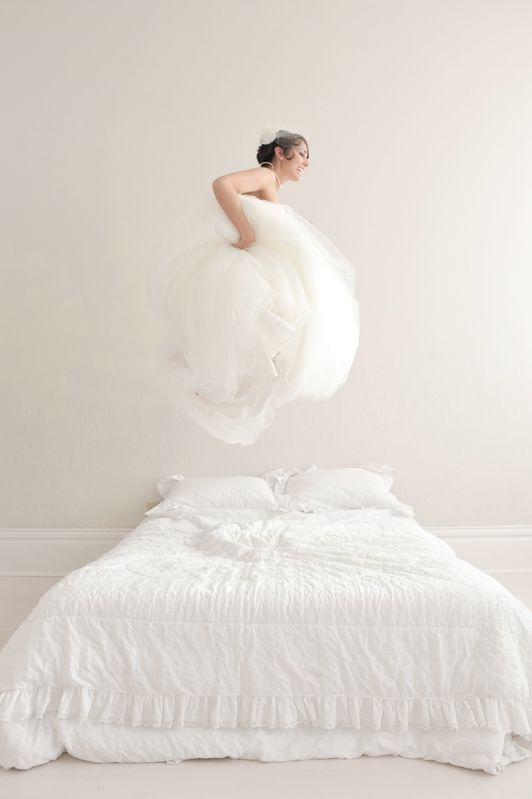 Jumping with Joy! A HAPPY Wedding Photo Expressing Feelings That Seem to Reach the Sky ♡にて紹介している画像