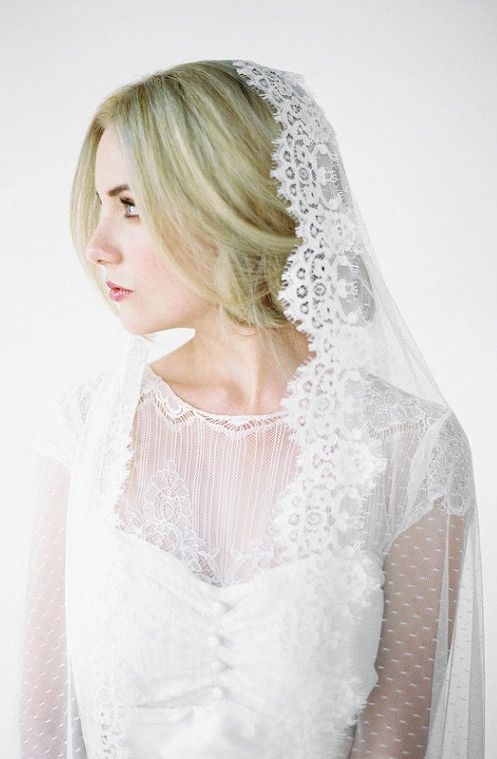 "Rediscovering the Allure of 'Maria Veil': Enchanting and Mystical Bride Looks Like a Foreign Model"にて紹介している画像