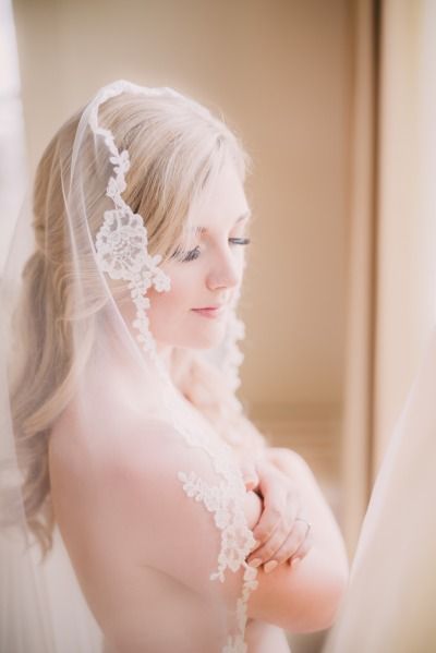 "Rediscovering the Allure of 'Maria Veil': Enchanting and Mystical Bride Looks Like a Foreign Model"にて紹介している画像