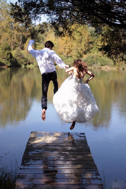 Jumping with Joy! A HAPPY Wedding Photo Expressing Feelings That Seem to Reach the Sky ♡にて紹介している画像
