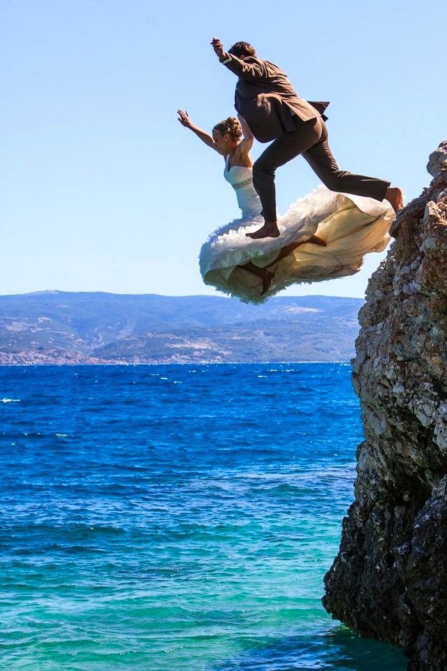 Jumping with Joy! A HAPPY Wedding Photo Expressing Feelings That Seem to Reach the Sky ♡にて紹介している画像